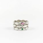 Bagues en argent au design géométrique sculpté à la main serties d’une émeraude verte et d’une tourmaline rose taille navette conçues pour être portées ensemble en stacking.