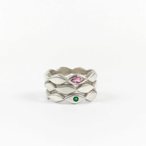 Anillos de plata con diseño geométrico esculpidos a mano con esmeralda verde y turmalina rosa talla navette diseñados para combinarse entre sí como stacking rings.