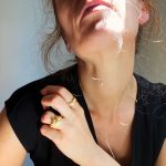 Anell de plata xapada en or amb disseny envoltant de volum escultòric.