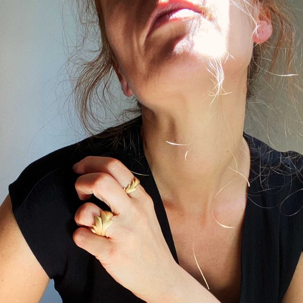 Bague en argent plaqué or au design enveloppant de volume sculptural.