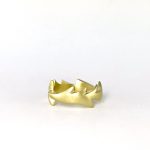 Anell de plata xapada en or amb forma ondulada i moviment orgànic.