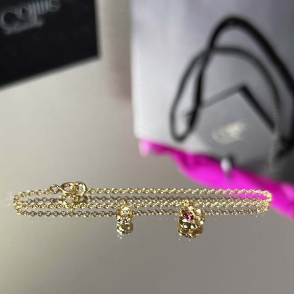 Bracelet en or recyclé réalisé sur mesure serti d’un diamant blanc et d’un saphir rose.