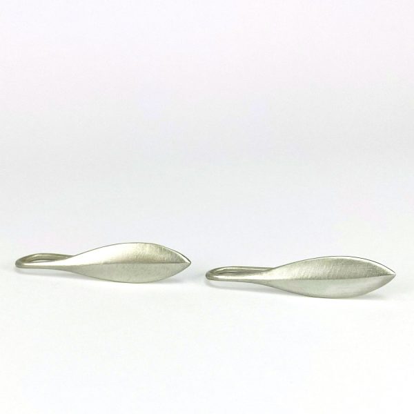 Boucles d’oreilles en argent en forme de feuille stylisée