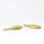 Boucles d’oreilles plaquées or à silhouette de feuille stylisée