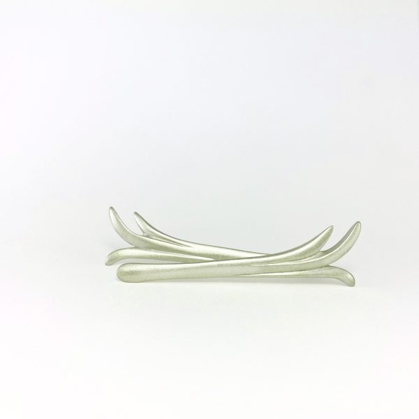 Arracada de plata allargada amb forma estilitzada i disseny fluid